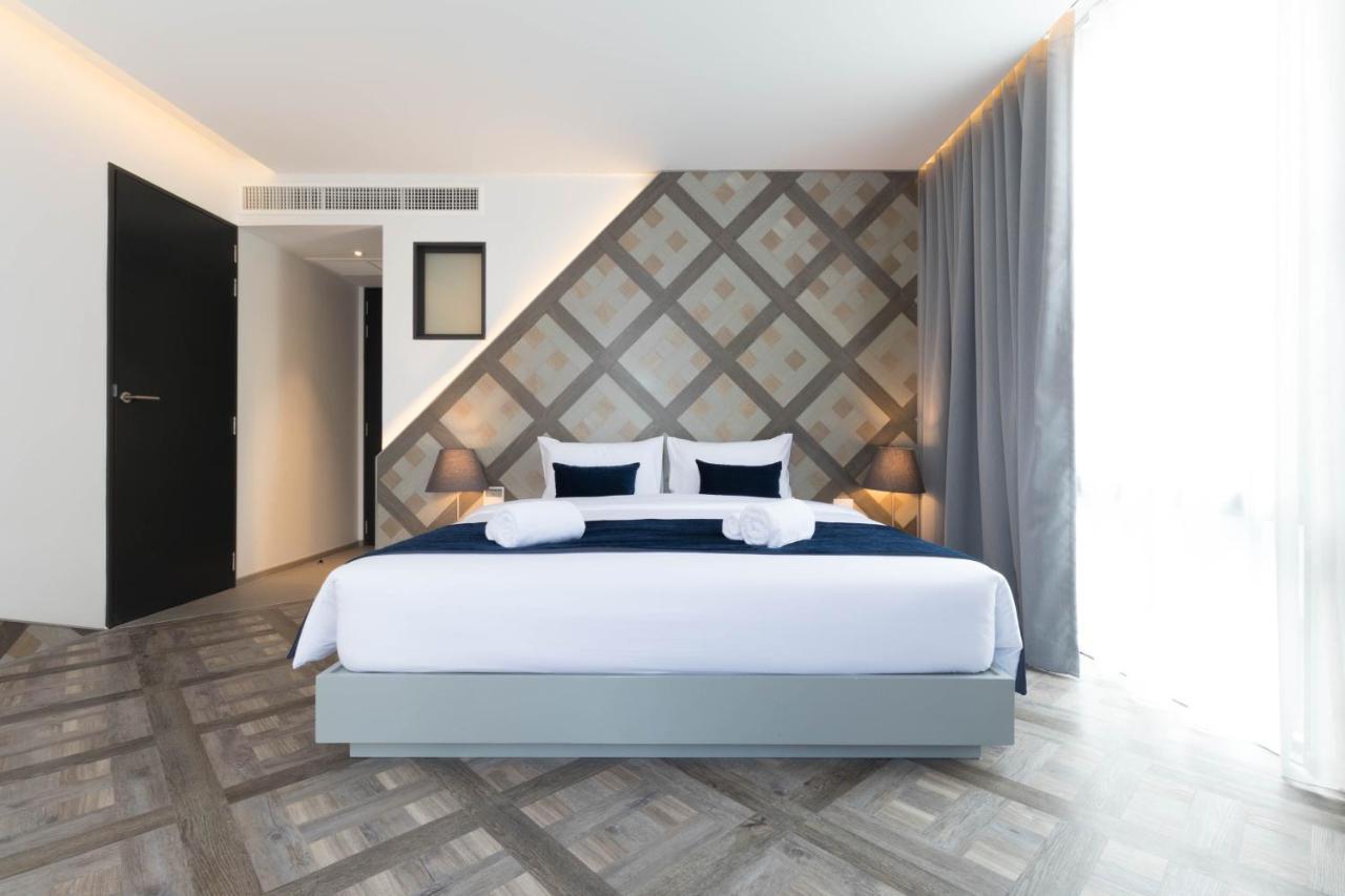 Premier Corner Room